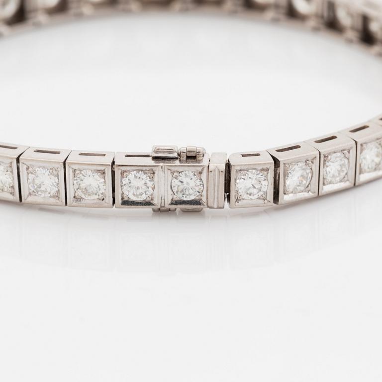 An 18K white gold bracelet set with round brilliant-cut diamonds.