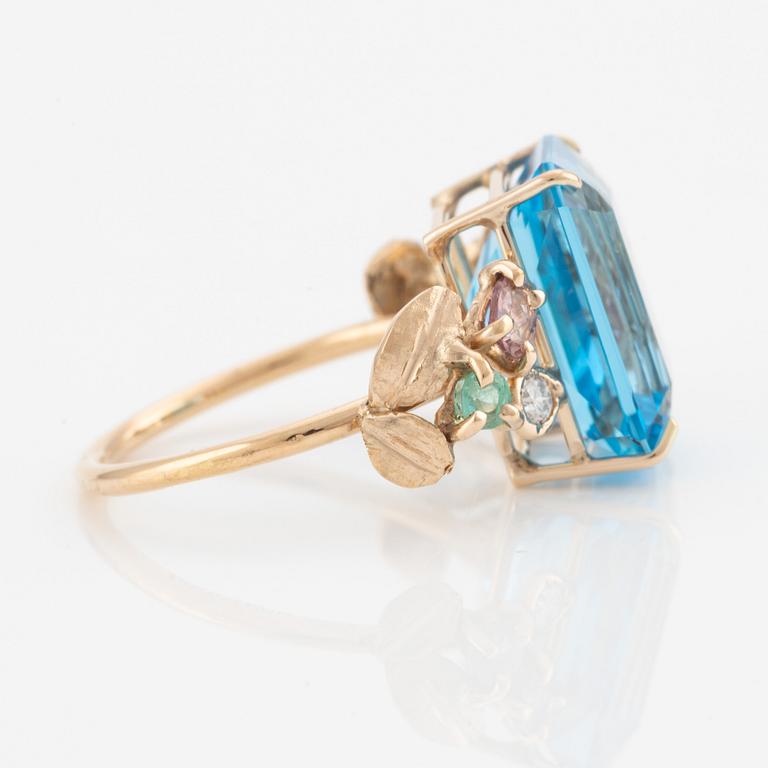 Ring, cocktail ring with large blue topaz, tourmalines, emeralds, and brilliant-cut diamonds.