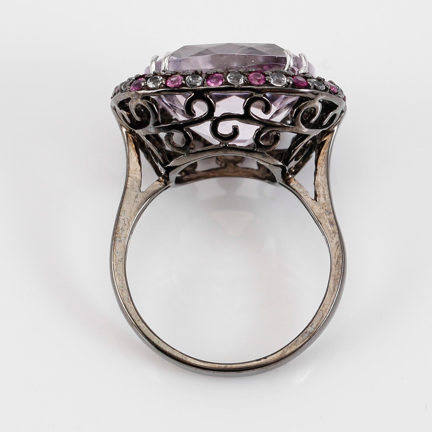 RING, silver, ametist, diamanter och rubiner.