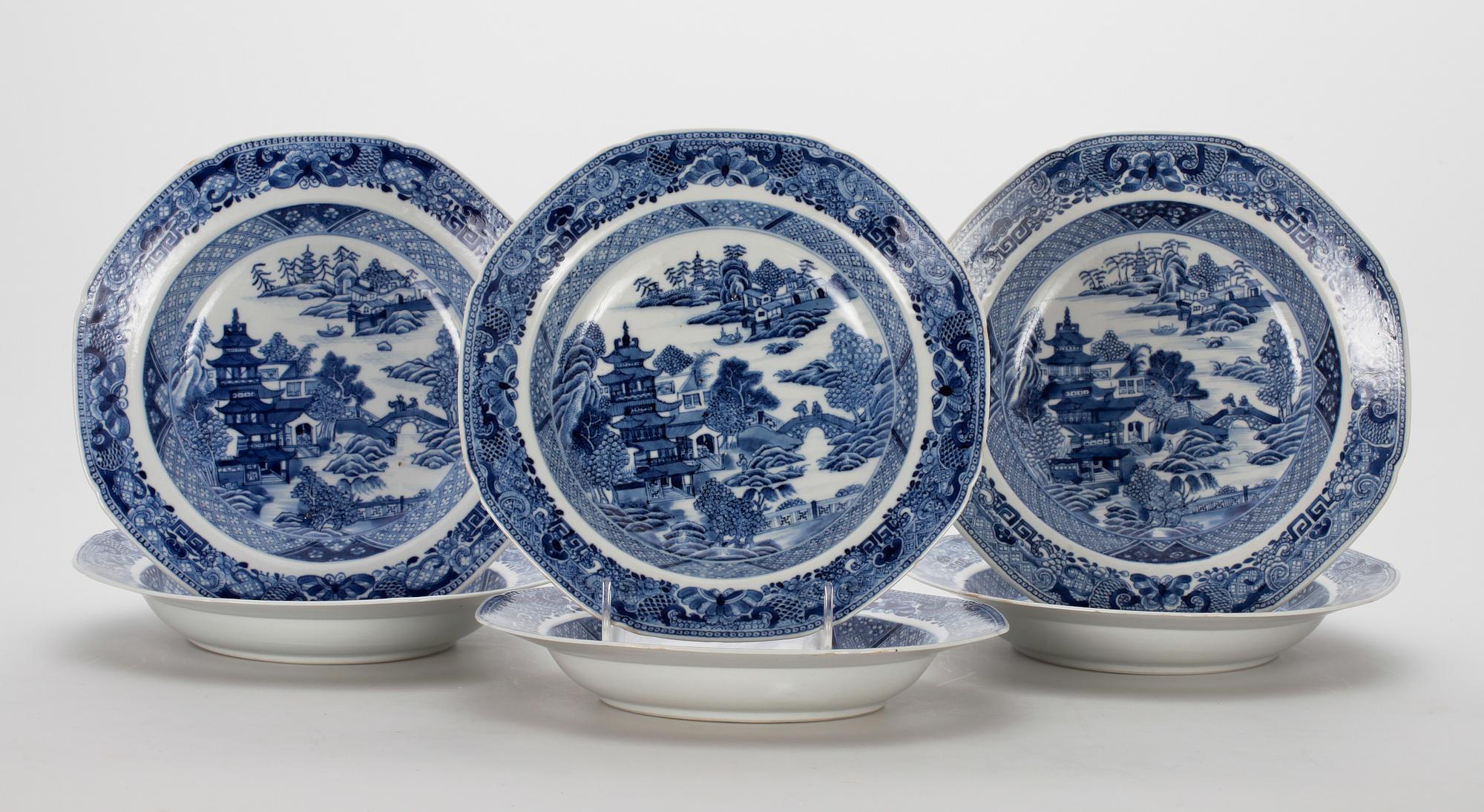 TALLRIKAR, 6 st, porslin, Kina. Qianlongstil, 1900-tal.