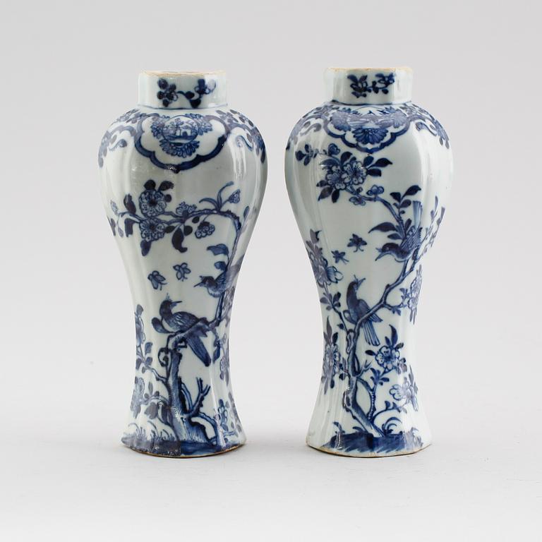 VASER, 1 par, porslin, Kina, Qianlong 1736-1795.