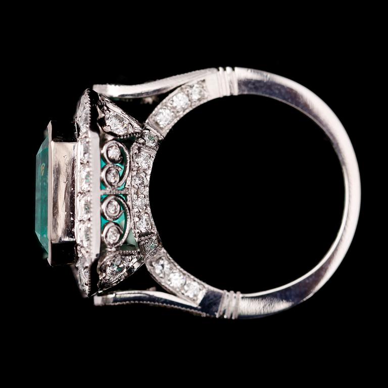 RING, 18 k vitguld, smaragd ca 11.80 ct, briljantslipade diamanter tot ca 2.38 ct. TW.