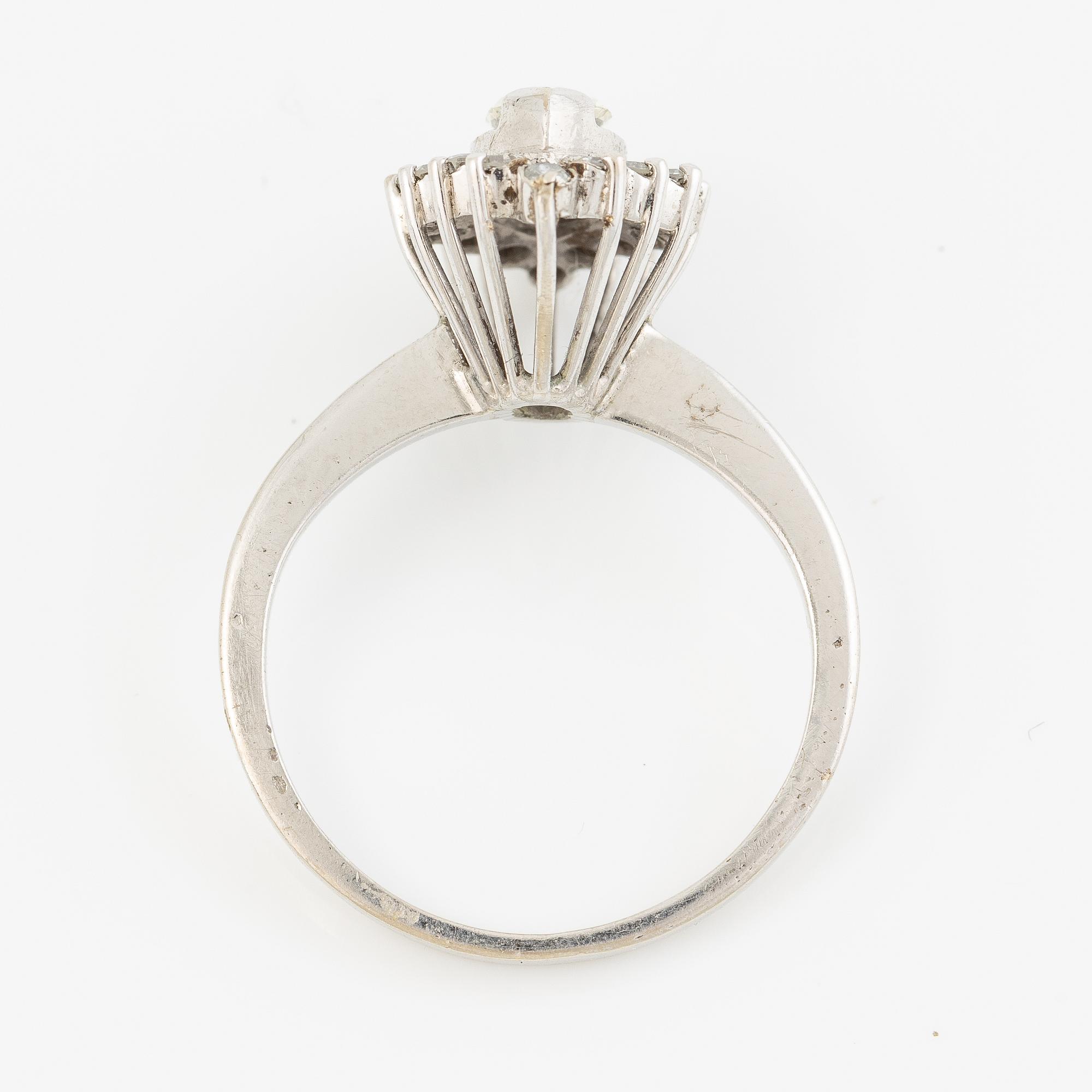 Ring in white gold with a navette-cut diamond and octagon-cut diamonds.