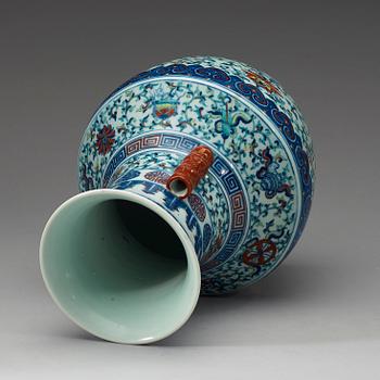 VAS, porslin. Qing dynastin, 1800-tal, med Qianlongs sigillmärke.