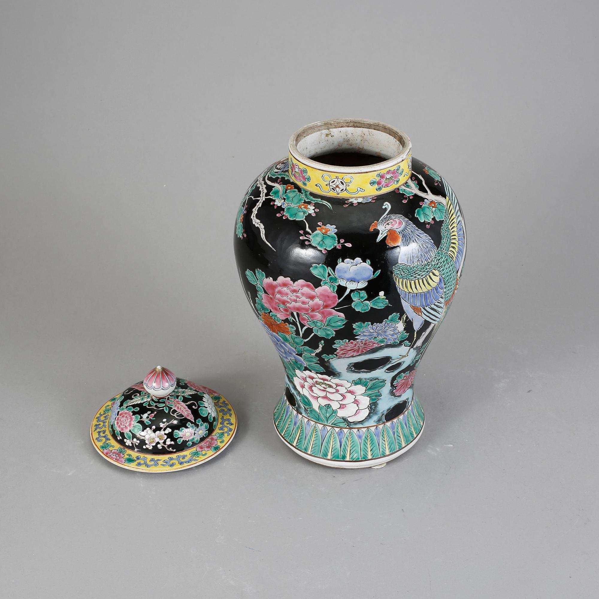 LOCKURNA, porslin, Japan, 1900-talets andra hälft.