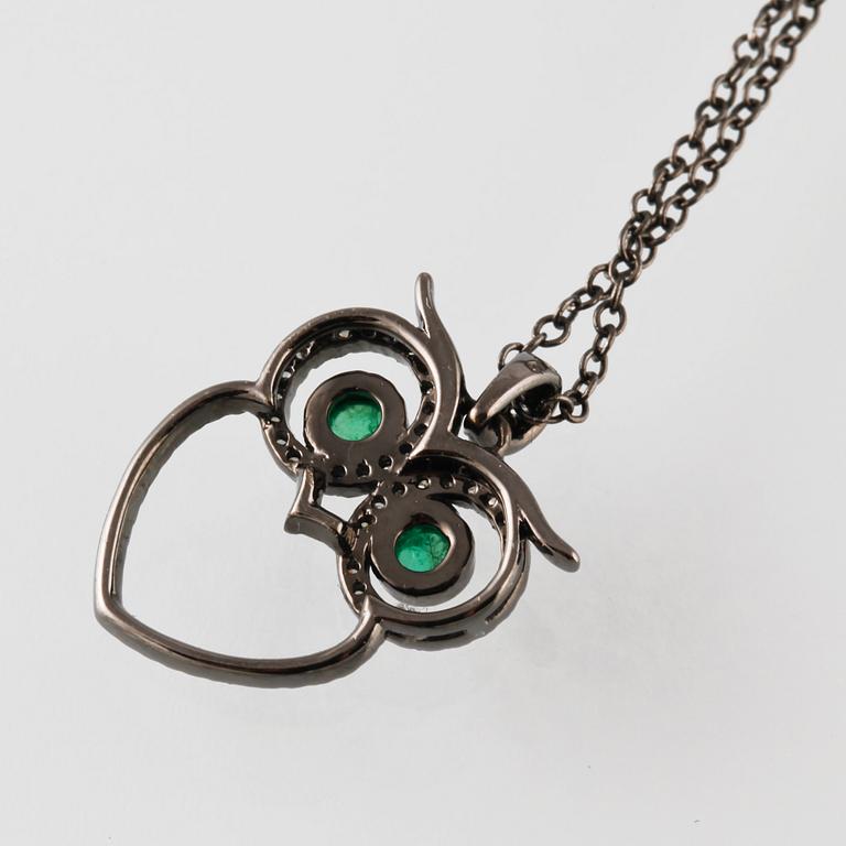 HÄNGE, 18K svärtat guld med briljantslipade diamanter ca 0.24 ct samt caboschonslipade smaragder ca 0.15 ct. Vikt 3,9 g.