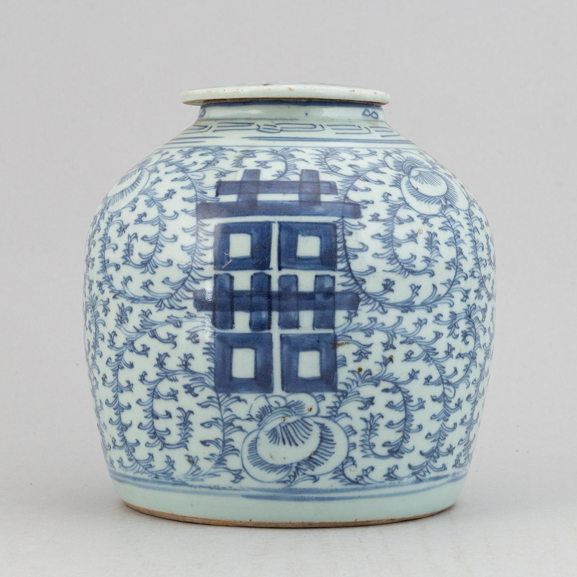 A blue and white jar, Qing dynasty, 19th Century.