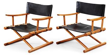 494. A pair of oak and leather folding chairs, probably by Elias Svedberg, Nordiska Kompaniet (NK), Nyköping 1950's.