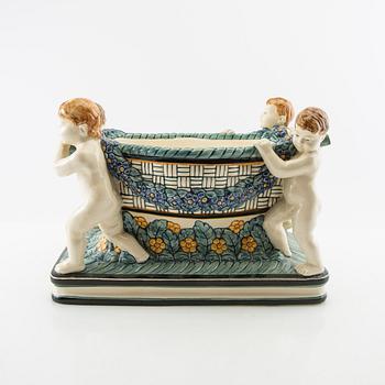 Wilhelm Süss jardinère för  Karslruhe Staatliche Majolika-Manufaktur AG 1900-talets första hälft.