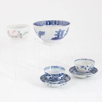 Two Chinese blue and white porcelain teacups with saucers, and two bowls, Qing dynasty, 18th and 19th century.