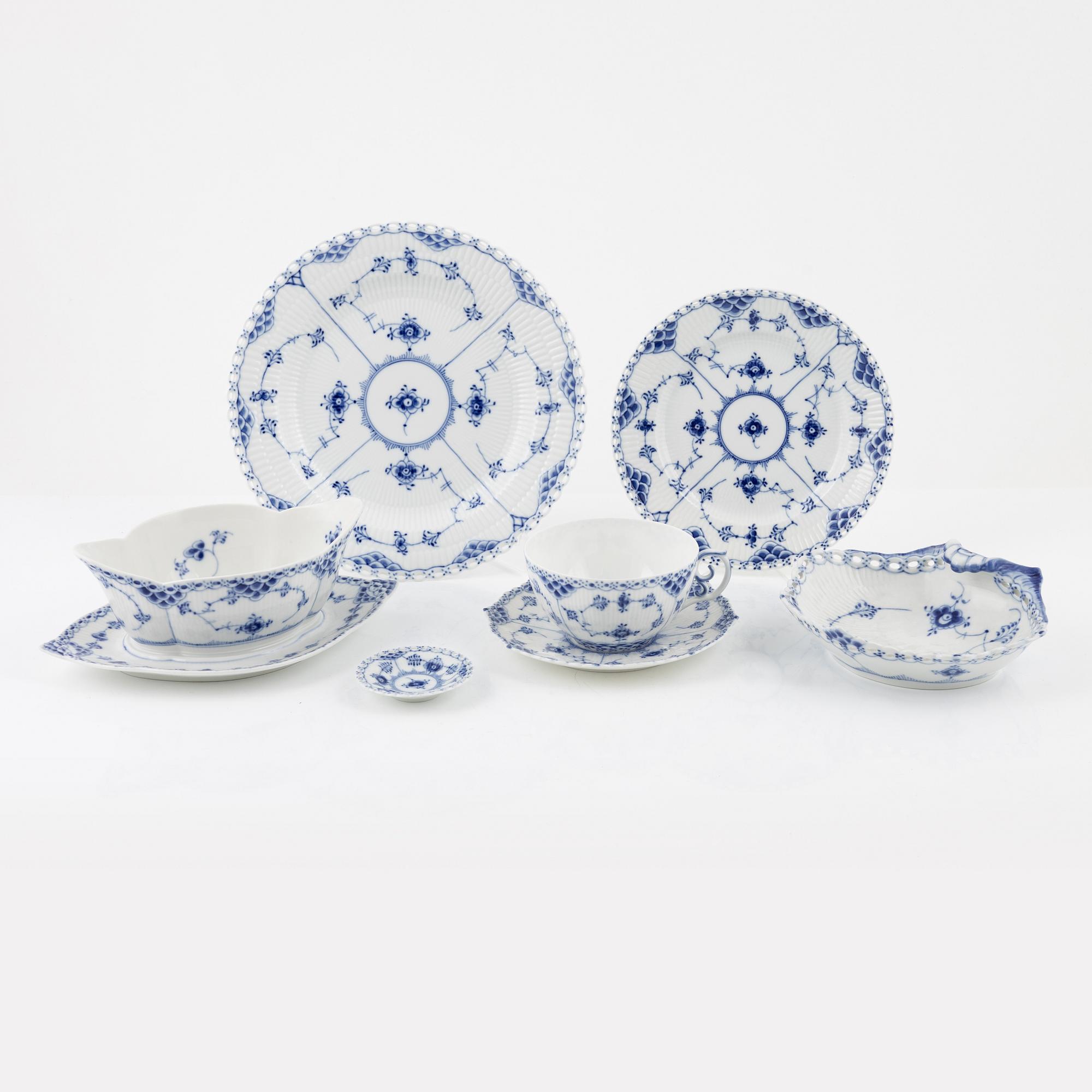 Matservis, 43 delar, porslin, "Musselmalet", Royal Copenhagen, Danmark.
