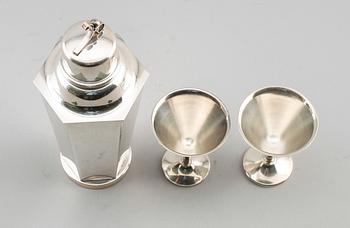 SHAKER OCH COCKTAILGLAS, 13 delar, nysilver, bl a Tesi, 1900-talets mitt.