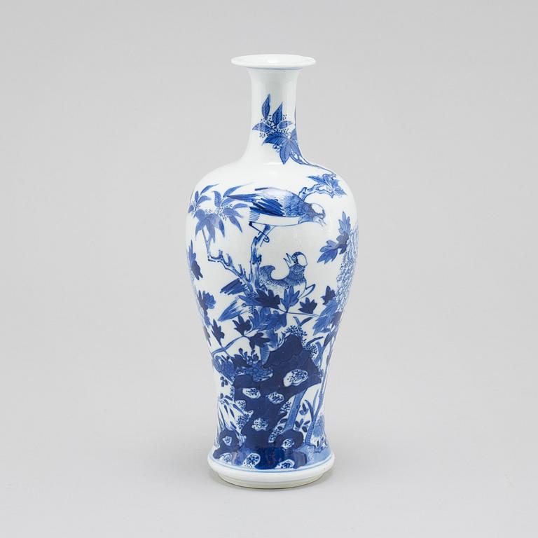 A Chinese blue and white porcelain vase, Qing dynasty, late 19th century.