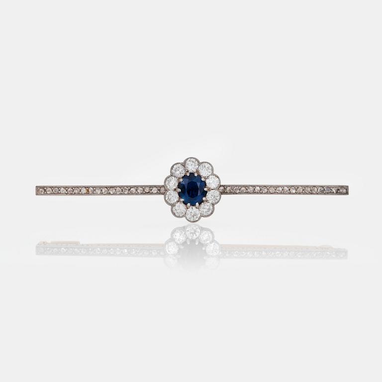 BROSCH, med fasettslipad safir, ca 1.02 ct, samt gammal och rosenslipade diamanter, totalt ca 1.18 ct.