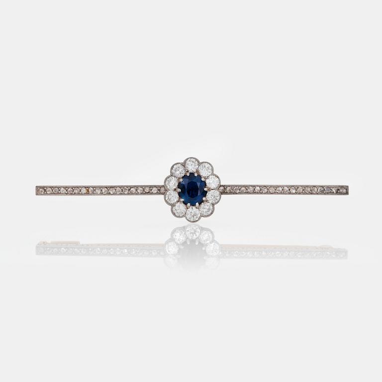 A circa 1.02 ct sapphire and old- and rose-cut diamond brooch. Total carat weight 1.18 ct.