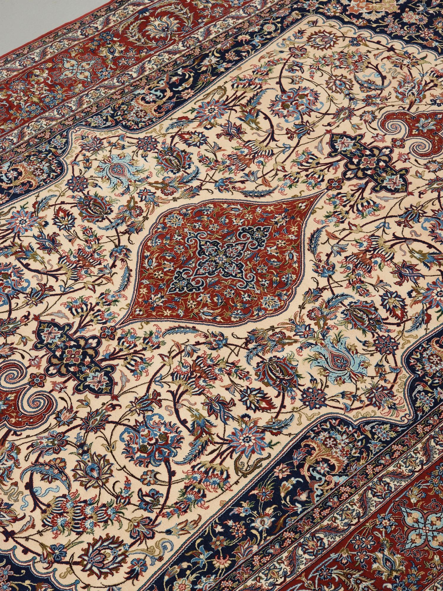 MATTA. Old Isfahan Nazeri nedjad. 240,5 x 157,5 cm (samt en kortsida med en cm slätväv,