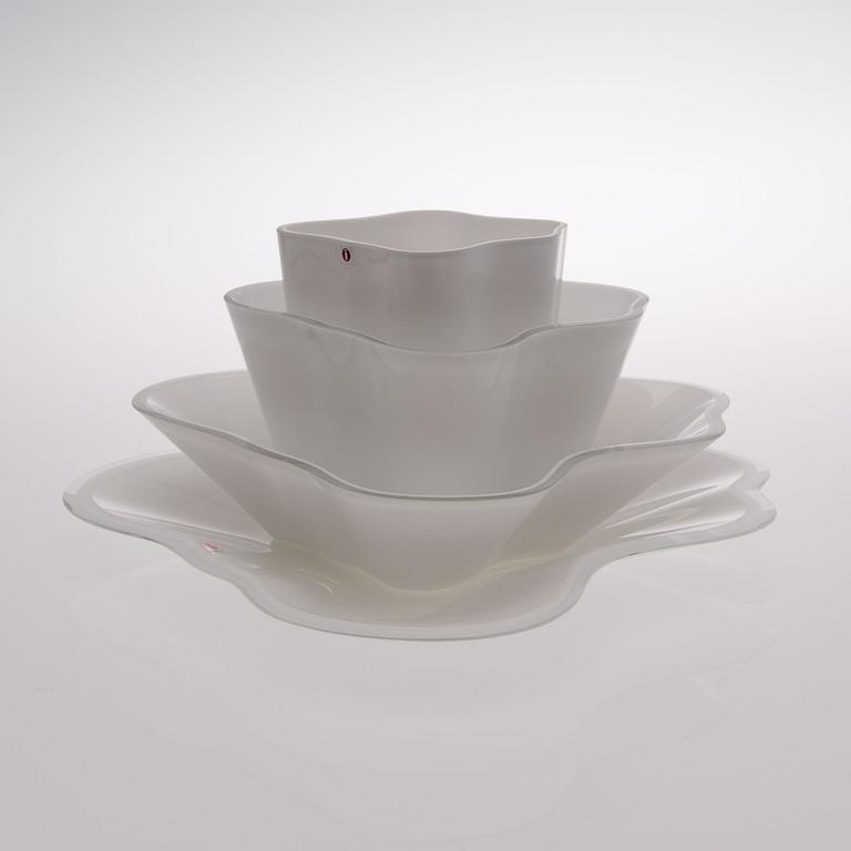 ALVAR AALTO, GLASS SCULPTURE, 4 PIECES. The Aalto Flower. Signed Alvar Aalto, the lower dish numbered 19/1986. Iittala.