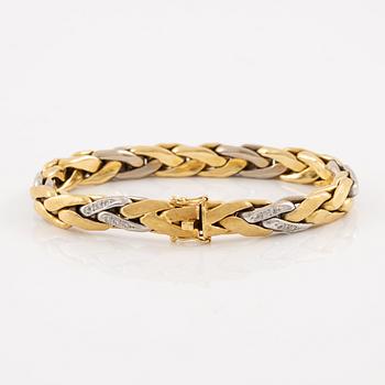 Bracelet 18K gold with round brilliant-cut diamonds.