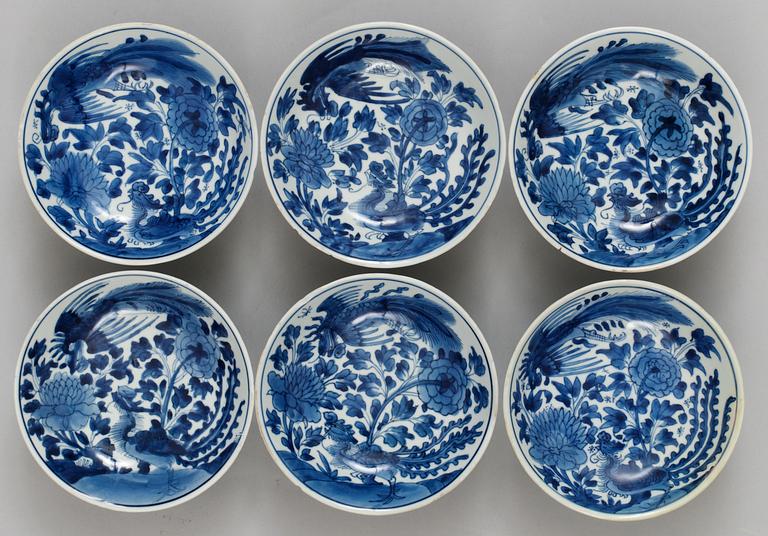 A set of six blue and white dishes, Qing dynasty, Kangxi (1662-1722). With six character hall mark.