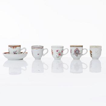 Koppar, fyra stycken, samt kopp med fat, vapenporslin, Qingdynastin, 1700-tal.