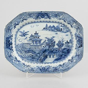 A Chinese export porcelain charger, Qing dynasty, Qianlong (1736-95).