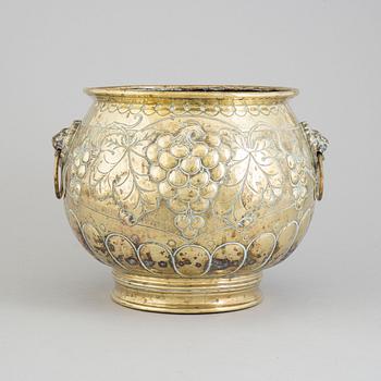 A 19TH CENTURY BRASS FLOWER POT.