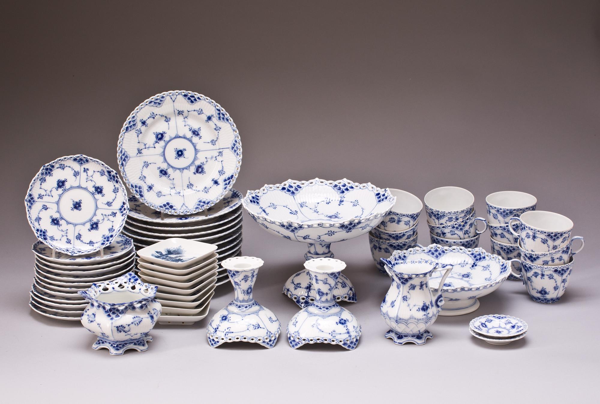 SERVISDELAR, "Musselmalet", 44 delar + 9 askfat, Royal Copenhagen, Danmark.
