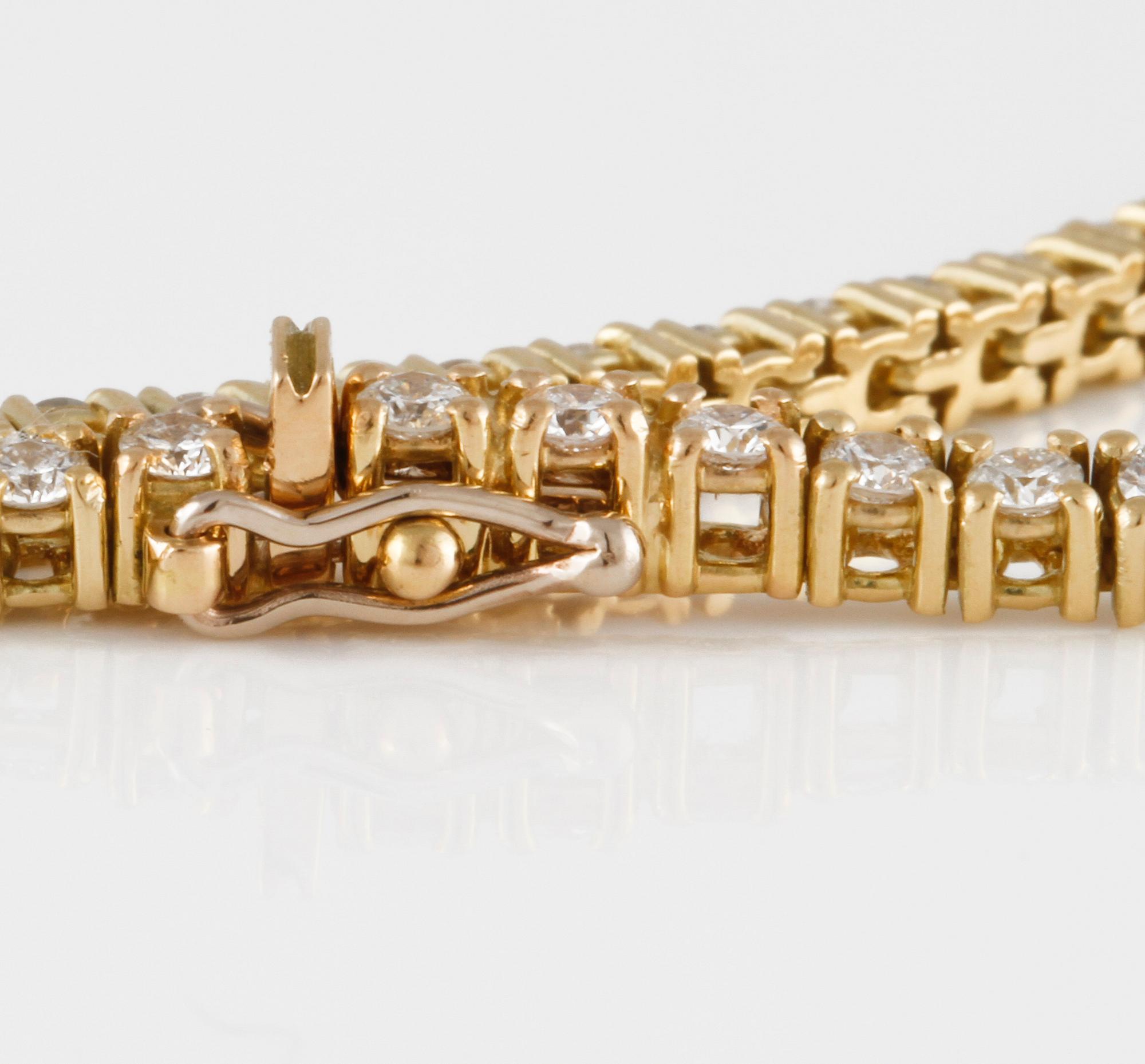 ARMBAND, 18K guld med briljantslipade diamanter ca 2.71 ct. Vikt  10,0 gram.
