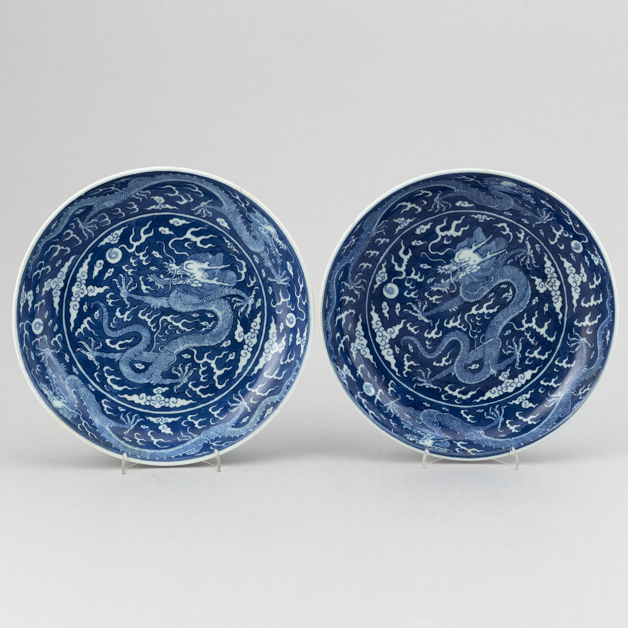 A pair of blue and white dragon dishes, Modern.