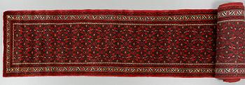 GALLERIMATTA, orientalisk, 1900-talets andra hälft, 675 x 76 cm.