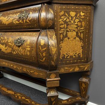 A Dutch display cabinet, 18th century.