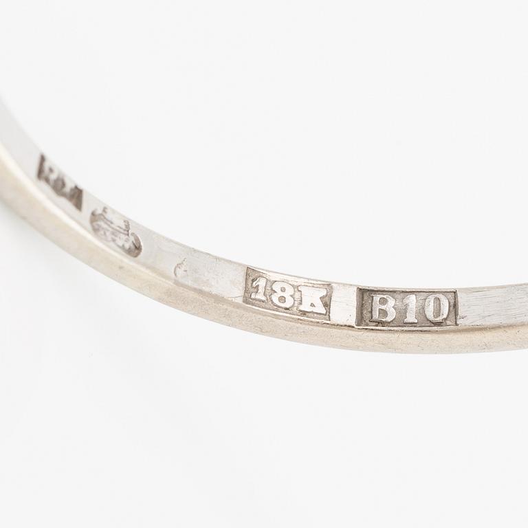 Ring 18K gold with a round brilliant-cut diamond.