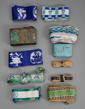 SKÄRP samt KANTBAND, ca 25 st, siden Kina, mestadels Sen Qingdynasti, omkring år 1900.