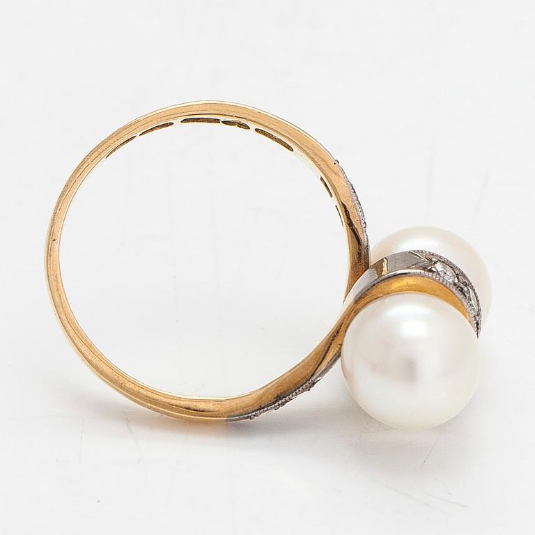An 18K gold ring, cultured pearls and diamonds totalling approx. 0.18 ct. Hans Göran Hardt, Helsinki 1965.