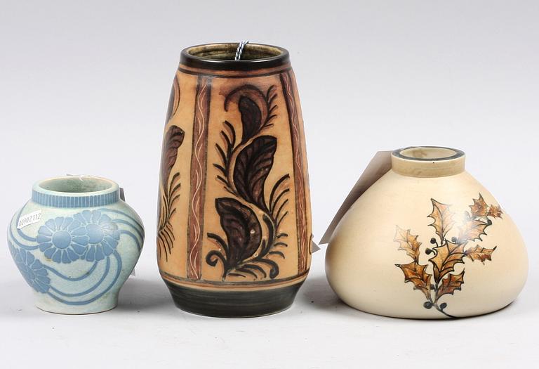 VASER, 3 st, porslin, Josef Ekberg, Gustafsberg, sign. En med dat 1912.