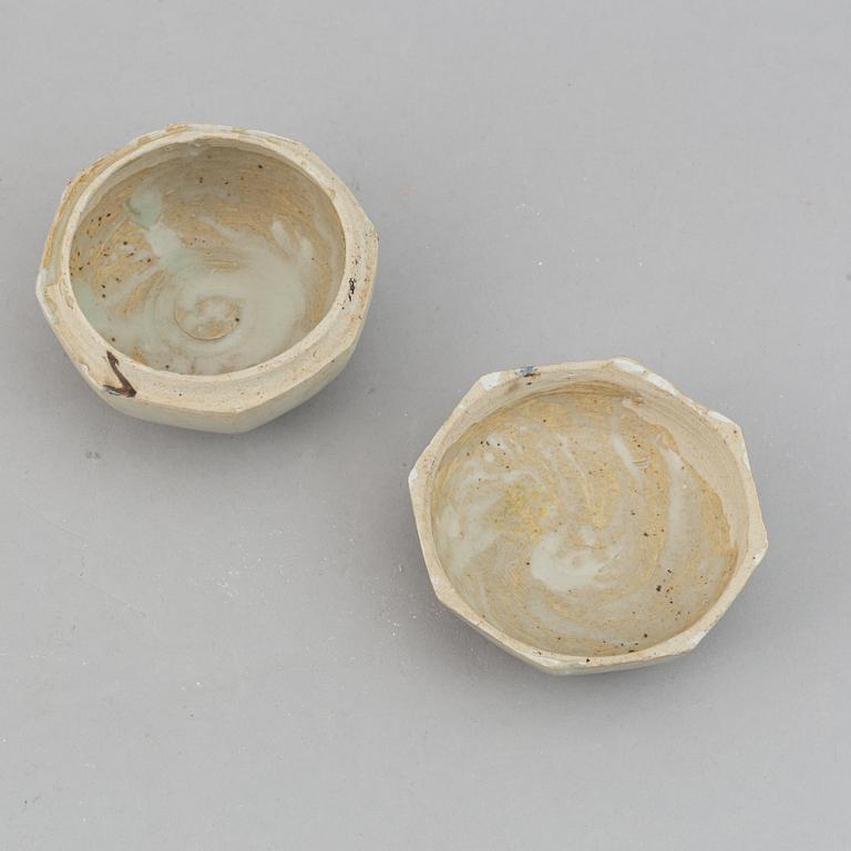 A blue and white dish and a box with cover, Ming dynasty (1368-1644).