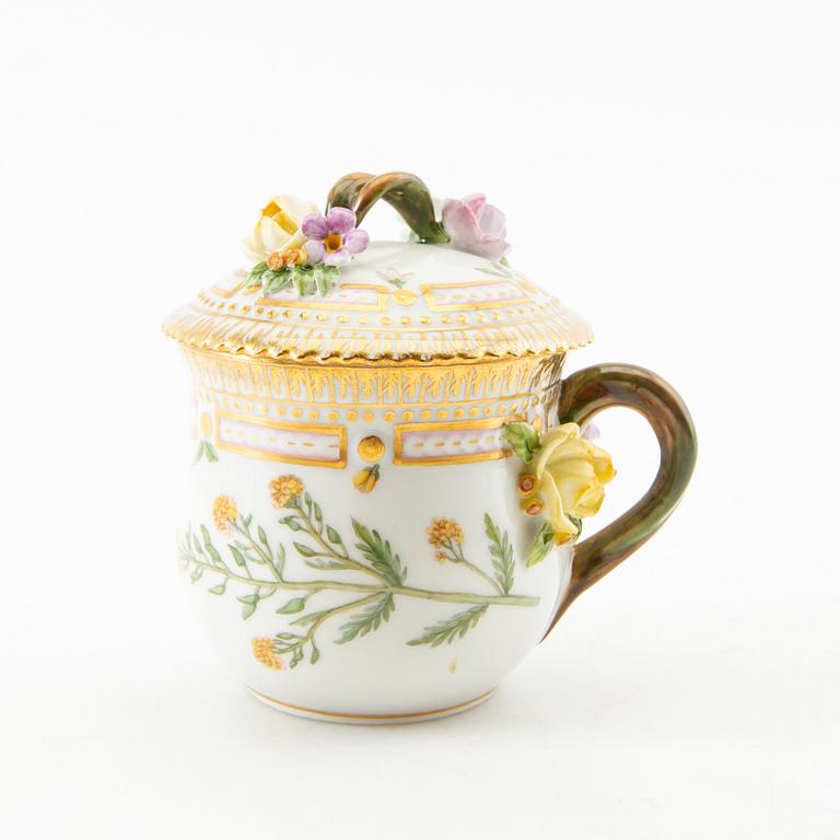 Crèmekopp med lock och fat, porslin, "Flora Danica", Royal Copenhagen, Danmark.