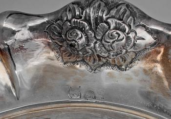 BRICKA, silver, otydliga stämplar, troligen Österrike, 1800/1900-tal. Vikt ca 800 gram.