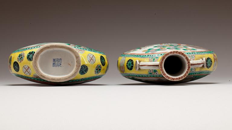 PILGRIMSFLASKOR, ett par, porslin, Kina, 1800-tal.