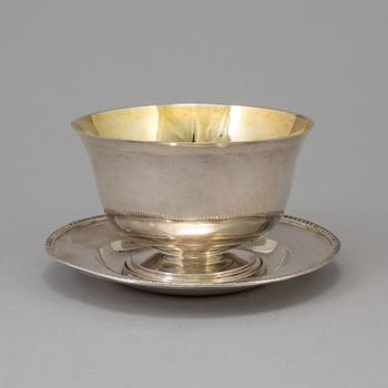 A silver saucepan and a plate, including Adolf Zethelius, Stockholm, 1827.