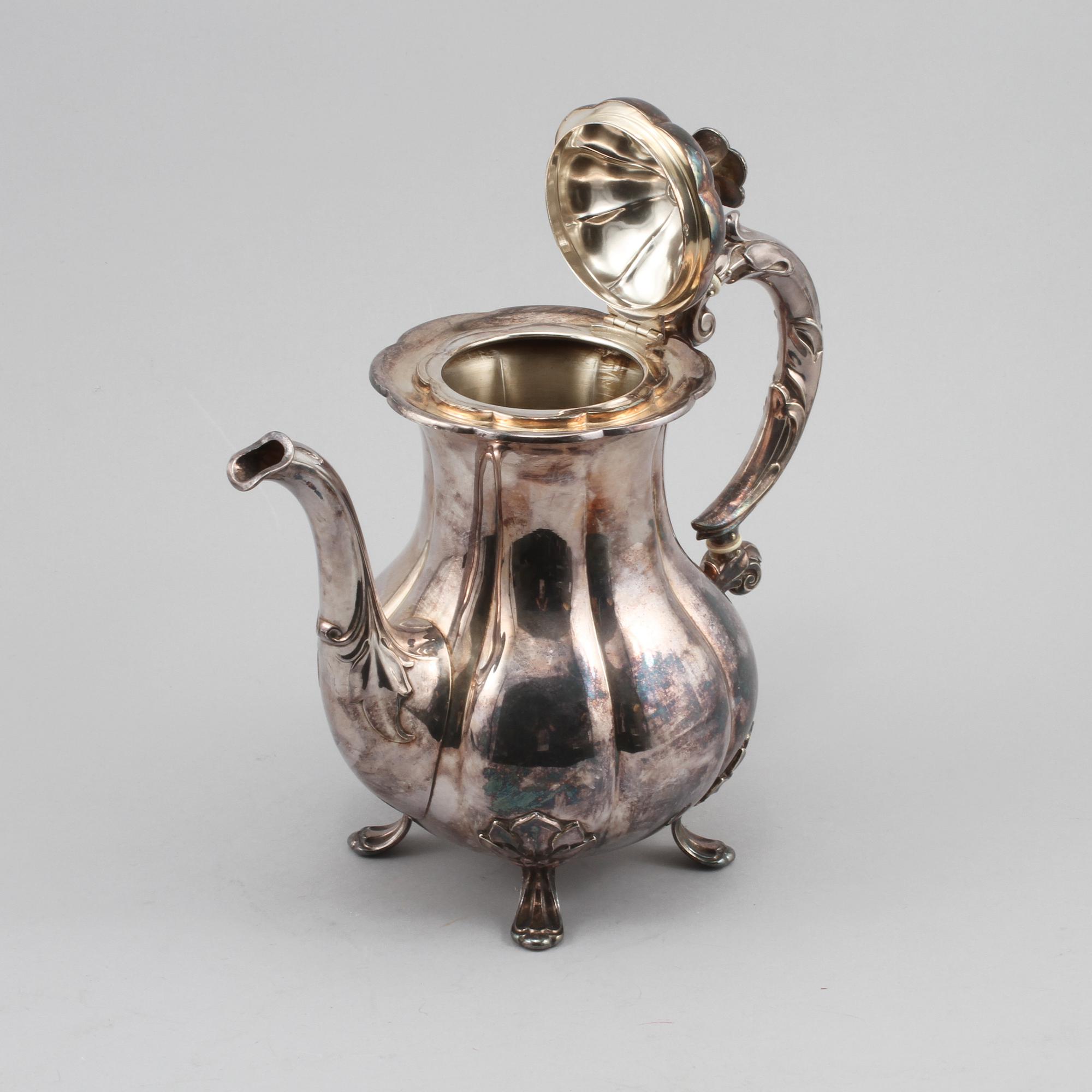 TEKANNA, silver, rokokostil, svenska importstämplar, 1900-talets mitt, vikt 758 g.