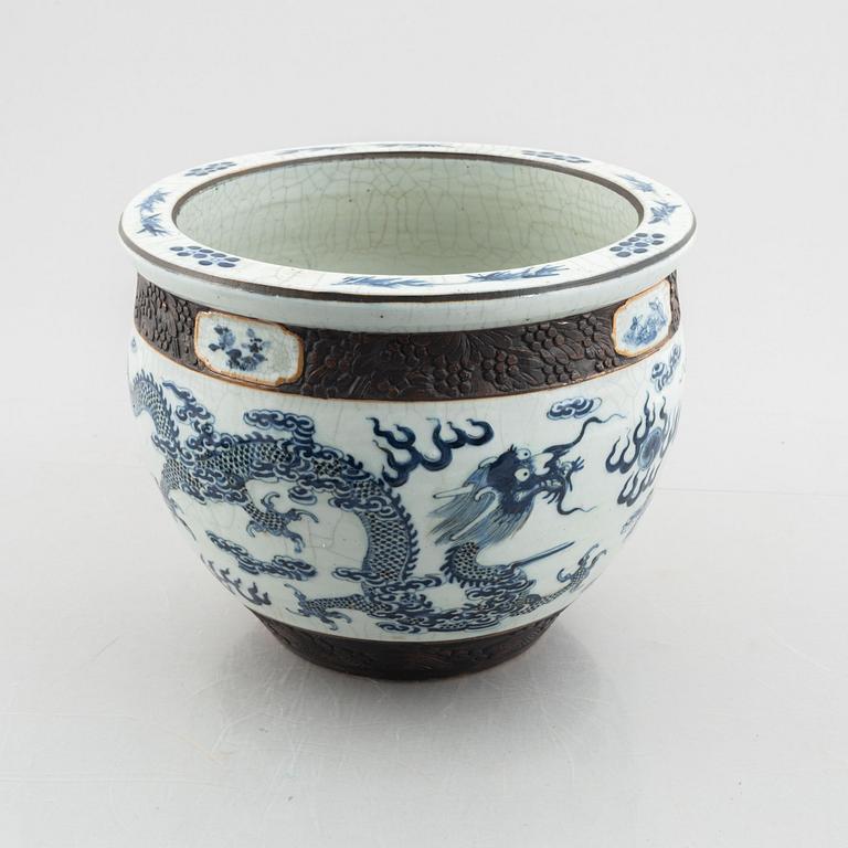 A porcelain pot/fish basin, China, Qing dynasty, late 19th century.