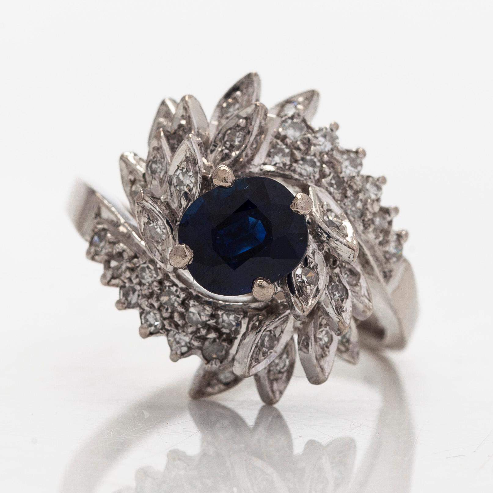 Ring, 18K vitguld, diamanter och safir.