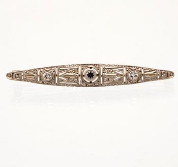 Brooch in 18K white gold with old and rose-cut diamonds.