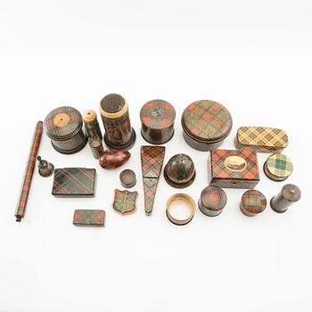 En samling  askar fodral mm i Tartanware 1900-talets första hälft ca 39 dlr.