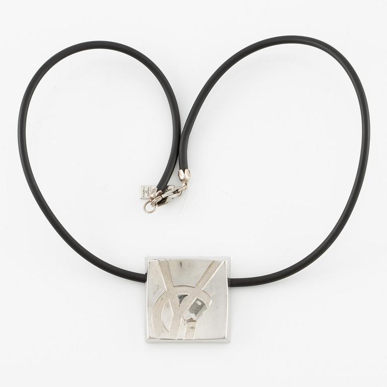 Yves Saint Laurent, armring och hänge, silver.