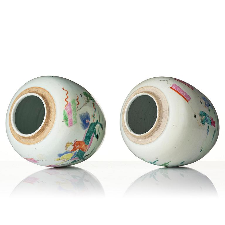 Urnor, ett par, porslin. Qingdynastin, 1800-tal.