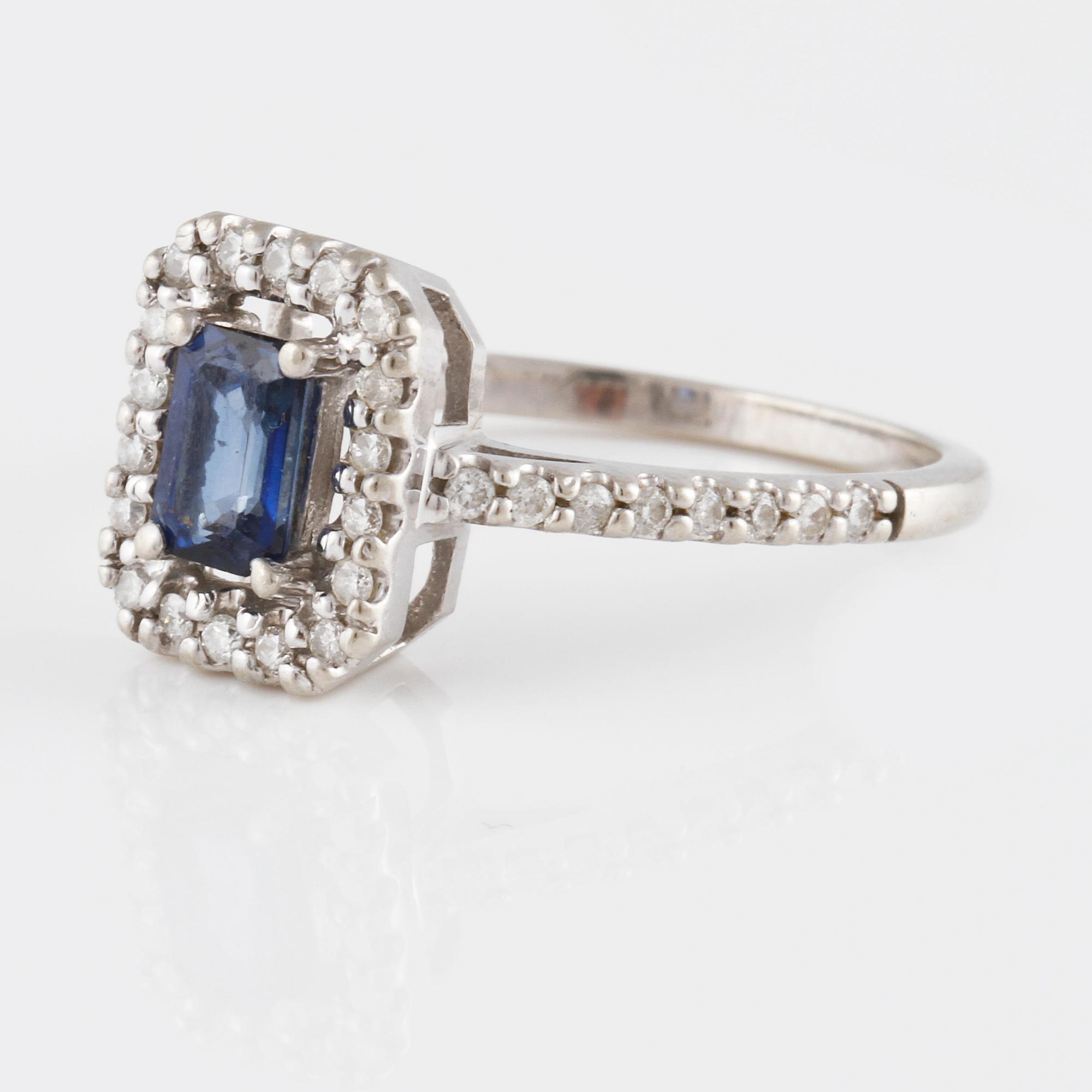 RING, 14K guld med briljantslipade diamanter samt fasettslipad blå safir. Vikt 3,8 gram.