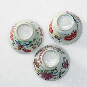 KOPPAR med FAT, tre stycken, porslin. Qingdynastin, Yongzheng (1723-35).