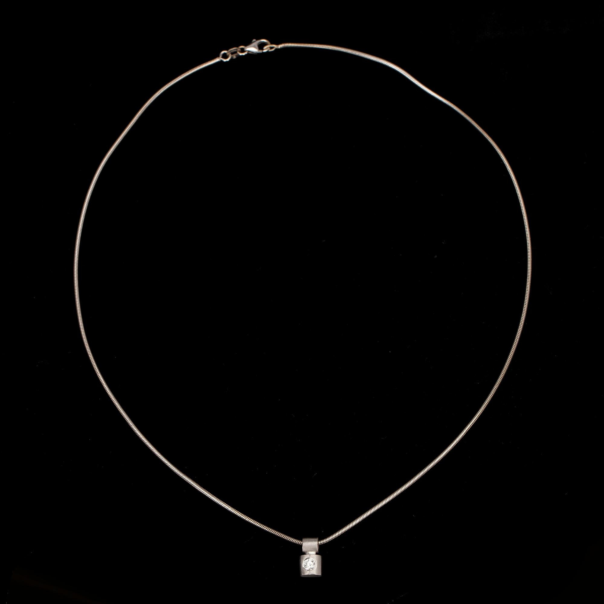 HÄNGE, briljantslipad diamant ca 0.20 ct. Uppskattningsvis H/vs. Platina. Keden 18K vitguld. Totalvikt 9,9 g.
